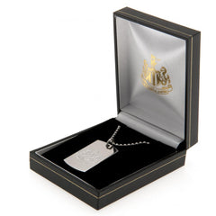 Newcastle United FC Engraved Dog Tag & Chain LKT Sport Classic design stainless steel dog tag and ball chain Chrome finish and engraved with the Newcastle crest Official licensed product Chain approx 53cm (21in) Dog tag approx 35mm x 20mm Presented in a g