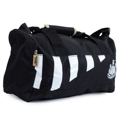 https://imageoffloads.taylorsmerchandise.com/wp-content/uploads/TM-04486-Newcastle-United-FC-Stripe-Duffle-Bag-2.jpg