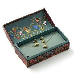 https://imageoffloads.taylorsmerchandise.com/wp-content/uploads/TM-06765-Harry-Potter-Golden-Snitch-Necklace-Earrings-Gift-Box.jpg