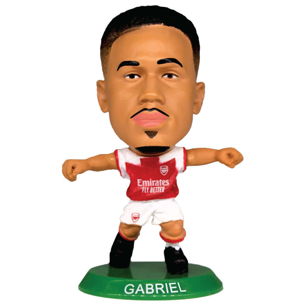 Arsenal FC SoccerStarz Gabriel LKT Sport Gabriel Magalhães Soccerstarz collectable figureFeatures classic Arsenal home kitStands 5cm tall on a green baseOfficial licensed productApprox 5cm x 2.5cm x 2.5cm Action Figures Hauptbild