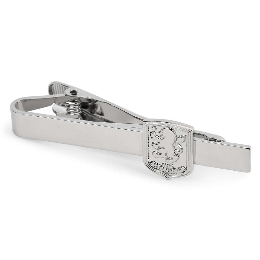 Aston Villa FC Silver Plated Tie Slide LKT Sport Classic design tie slide in a mirror finishSilver plated pin featuring the Villa crestWith a crocodile clip backOfficial licensed productApprox 50mm x 12mm Tie Clips Hauptbild
