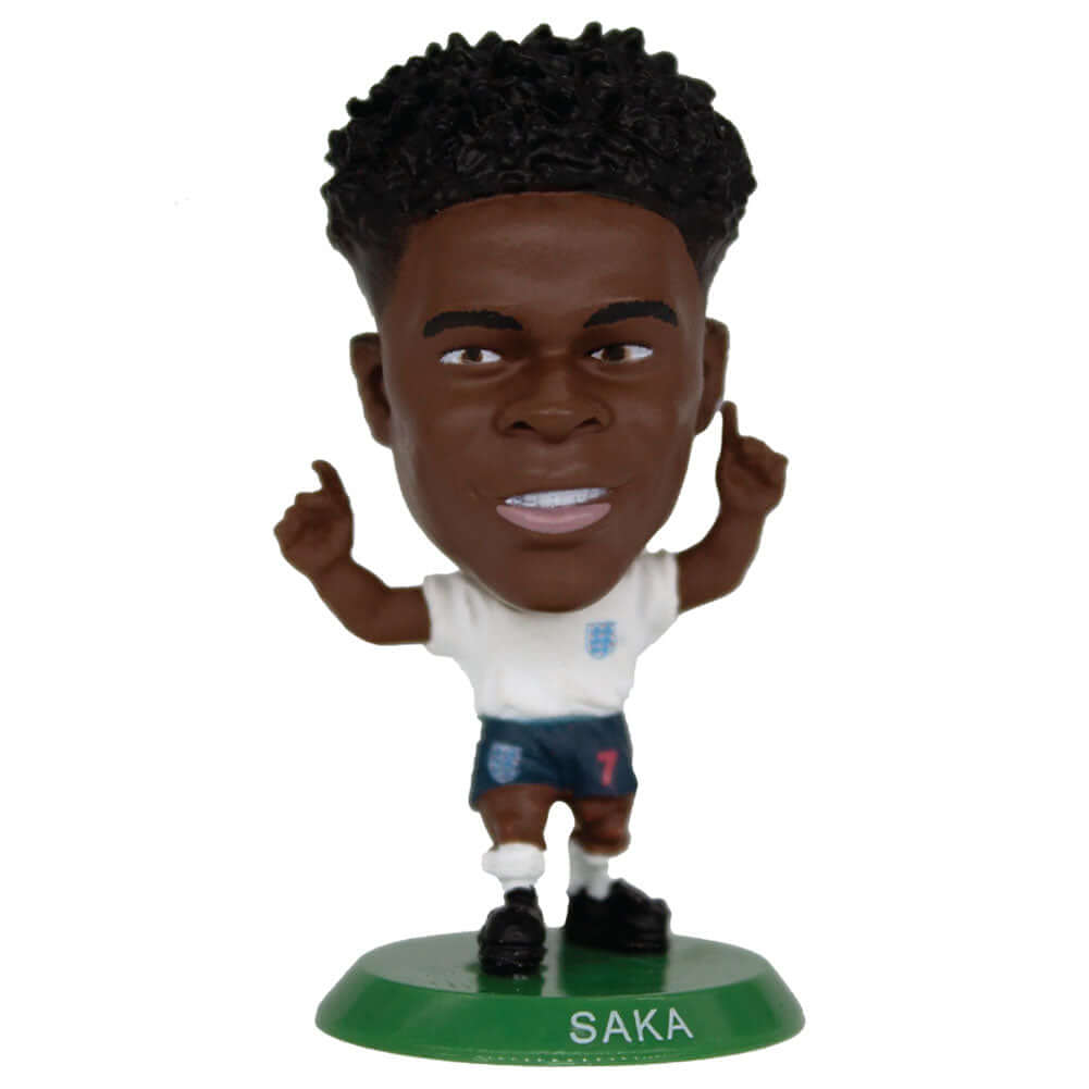 England FA SoccerStarz Saka LKT Sport Bukayo Saka collectable figureFeatures classic England home kitStands 5cm tall on a green baseOfficial licensed productApprox 5cm x 2.5cm x 2.5cm Action Figures Imagen principal del producto