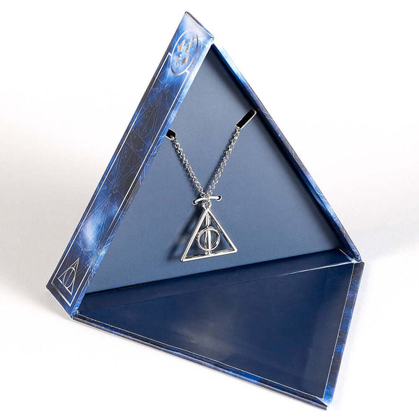 Harry Potter Spinning Deathly Hallows Necklace Gift Box LKT Sport Open this collectible gift box featuring the infamous Deathly Hallows, to reveal a one-of-a-kind necklace with a mesmerizing spinning centerThe pendant hangs perfectly on a 60cm chainOffici