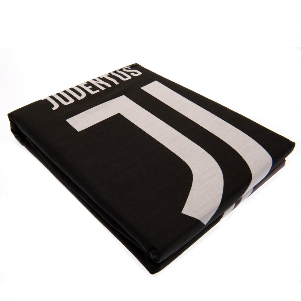 Juventus FC Big Crest Single Duvet Set LKT Sport Black reversible duvet cover featuring 1897 text and a large club crest Pillowcase features a large Juventus club crest White reverse with multi crest design 52% polyester 48% cotton machine washable Offici