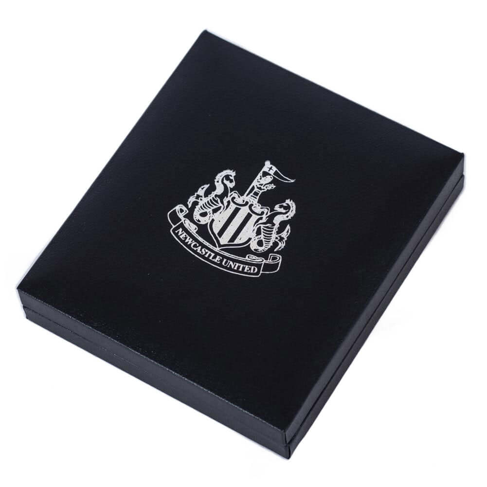 Newcastle United FC 18ct Gold Plated on Silver Pendant & Chain LKT Sport 18ct Gold Plated on Sterling Silver pendant and necklaceFeaturing the Newcastle crest pendant on the chain necklaceWith a lobster claspOfficial licensed productChain approx 49cm (19i