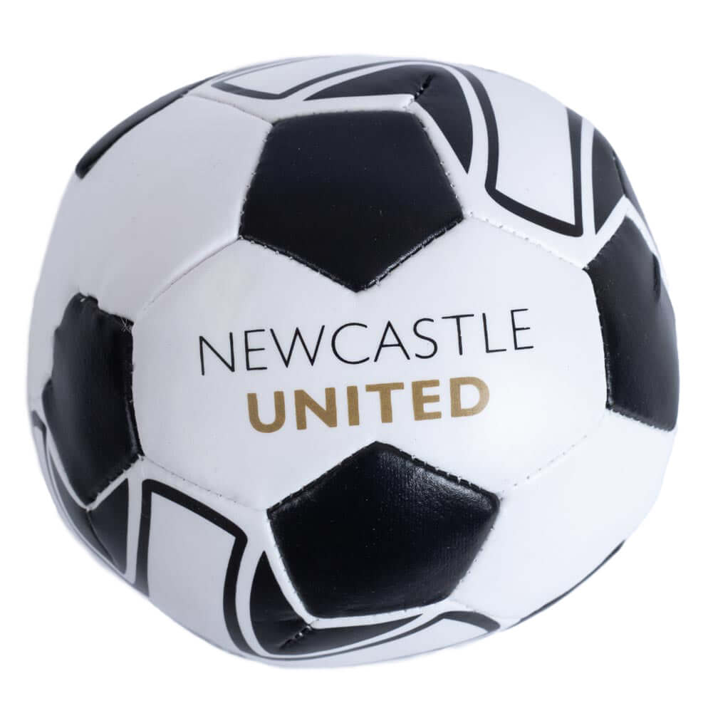 Newcastle United FC 4 inch Soft Ball LKT Sport Textured mini soft ball, ideal for indoor practiceBlack and white ball featuring the Newcastle United FC crest and text in two positionsSoft vinyl cover with polyester stuffingOfficial licensed productApprox Hauptbild