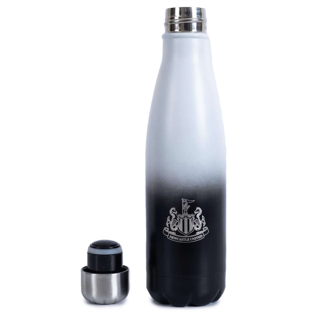 Newcastle United FC Fade Thermal Flask LKT Sport Stainless steel thermal vacuum flaskMaintains the temperature of your drink for up to 24hrsWith a screw top lidBlack and white fade pattern with a Newcastle crest in silverOfficial licensed productApprox 50