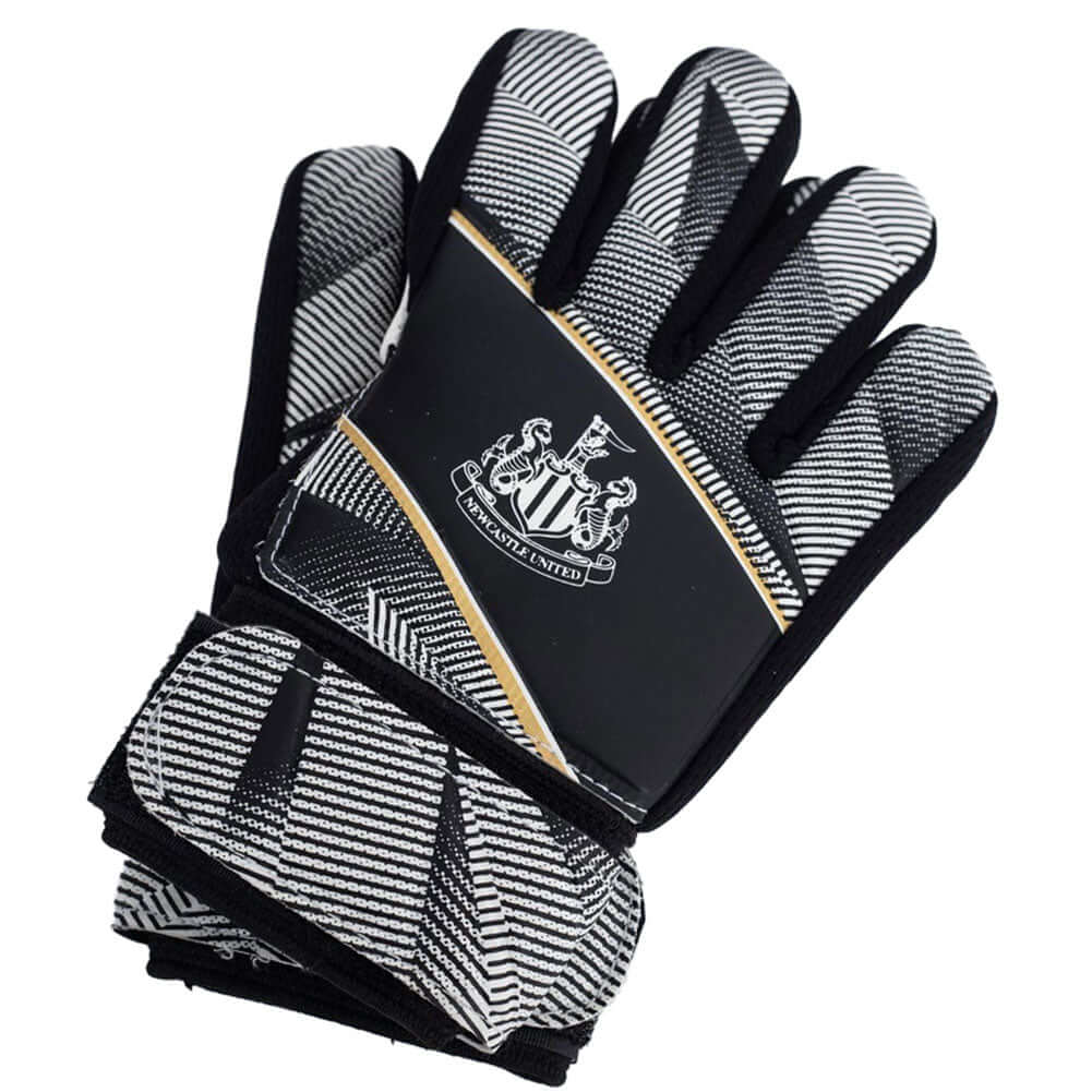 Newcastle United FC Fuse Goalkeeper Gloves Yths LKT Sport Black and white goalkeeper gloves featuring the Newcastle crest in whiteWith a latex foam palm and lightweight foam backingElastic strap for secure fitOfficial licensed productSize youthsTo fit app Main image