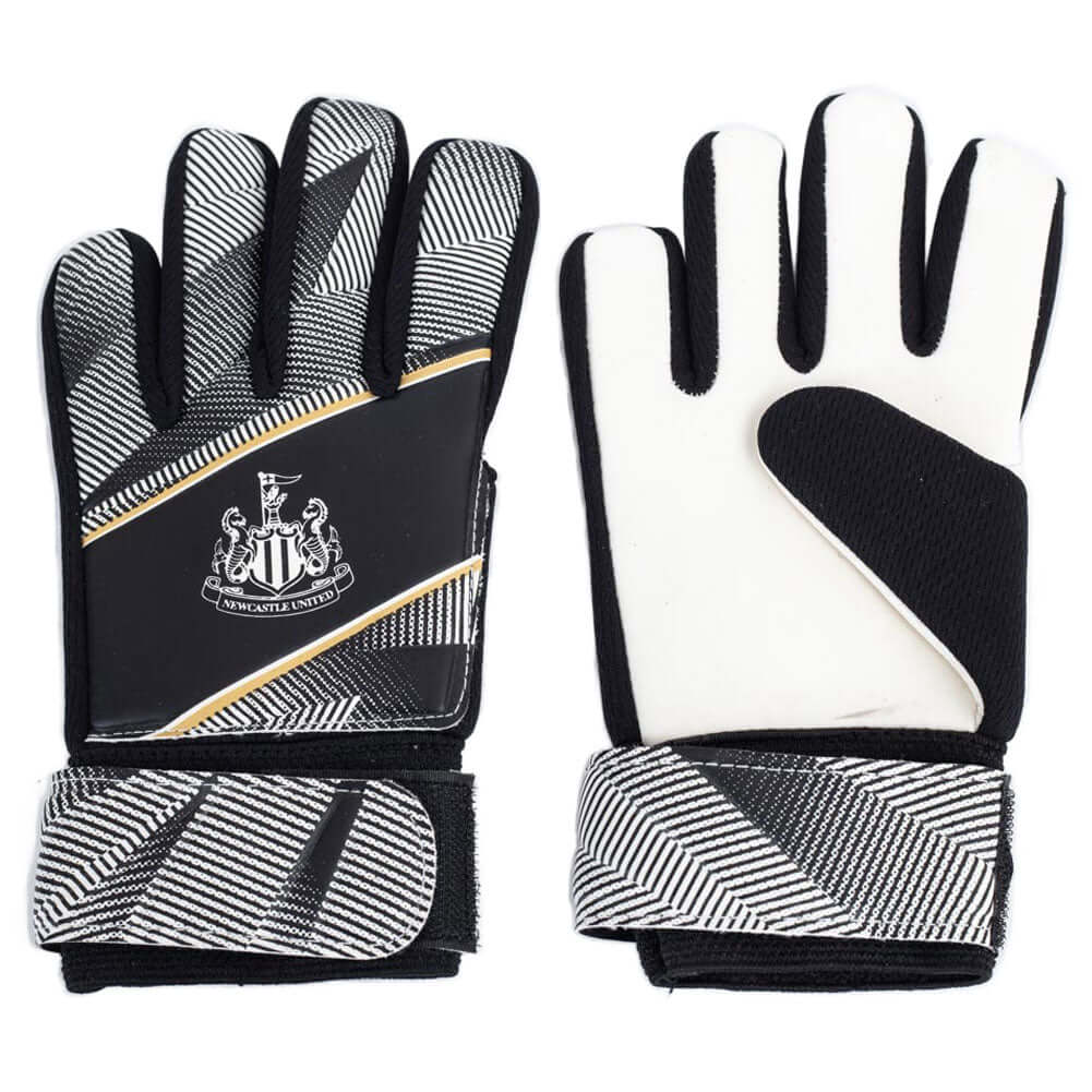 Newcastle United FC Fuse Goalkeeper Gloves Yths LKT Sport Black and white goalkeeper gloves featuring the Newcastle crest in whiteWith a latex foam palm and lightweight foam backingElastic strap for secure fitOfficial licensed productSize youthsTo fit app