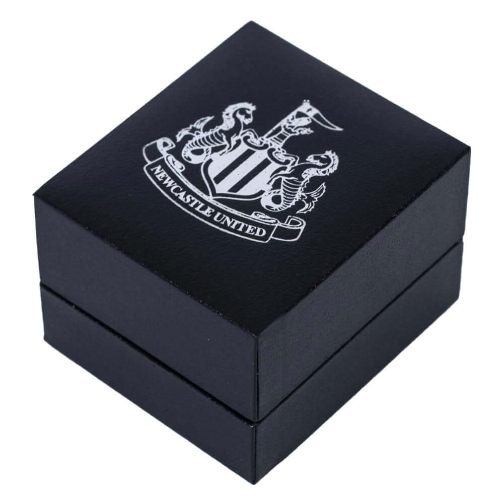 Newcastle United FC Round Signet Ring Large LKT Sport Stainless steel signet ring with a round faceChrome finish and engraved with the Newcastle club crestOfficial licensed productRing size X Rings