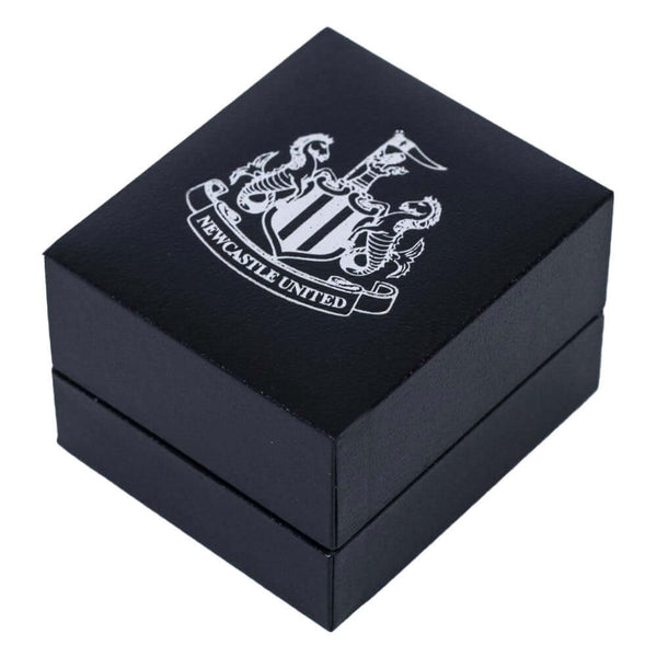 Newcastle United FC Round Signet Ring Large LKT Sport Stainless steel signet ring with a round faceChrome finish and engraved with the Newcastle club crestOfficial licensed productRing size X Rings