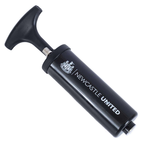 Newcastle United FC Signature Gift Set LKT Sport Signed training equipment gift setContaining a size 5 PVC footballA 500ml water bottleAnd a mini hand pumpOfficial licensed productBottle approx 19cm tall, 8cm in diameter and 500mlPump approx 19cm long, 3c