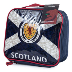 Scottish FA Lunch Bag LKT Sport Navy blue Scotland FA lunchbag featuring Scotland text and a full colour Scotland crestDouble zipped opening for easy accessRubber zip pulls featuring raised Scotland detailInternal elastic bottle holderWith carry handleOff