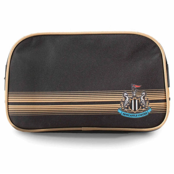  https://imageoffloads.taylorsmerchandise.com/wp-content/uploads/TM-06584-Newcastle-United-FC-Matchday-Toiletry-Bag-1.jpg