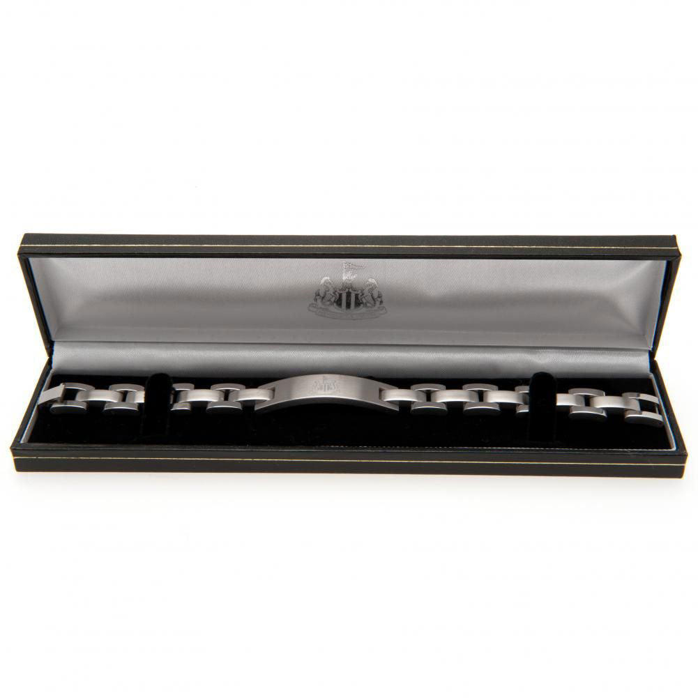  https://imageoffloads.taylorsmerchandise.com/wp-content/uploads/TM-06761-Newcastle-United-FC-Engraved-Bracelet-2.jpg